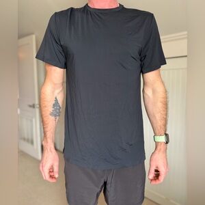 BARRY'S BLACK CORE PERFORMANCE TEE